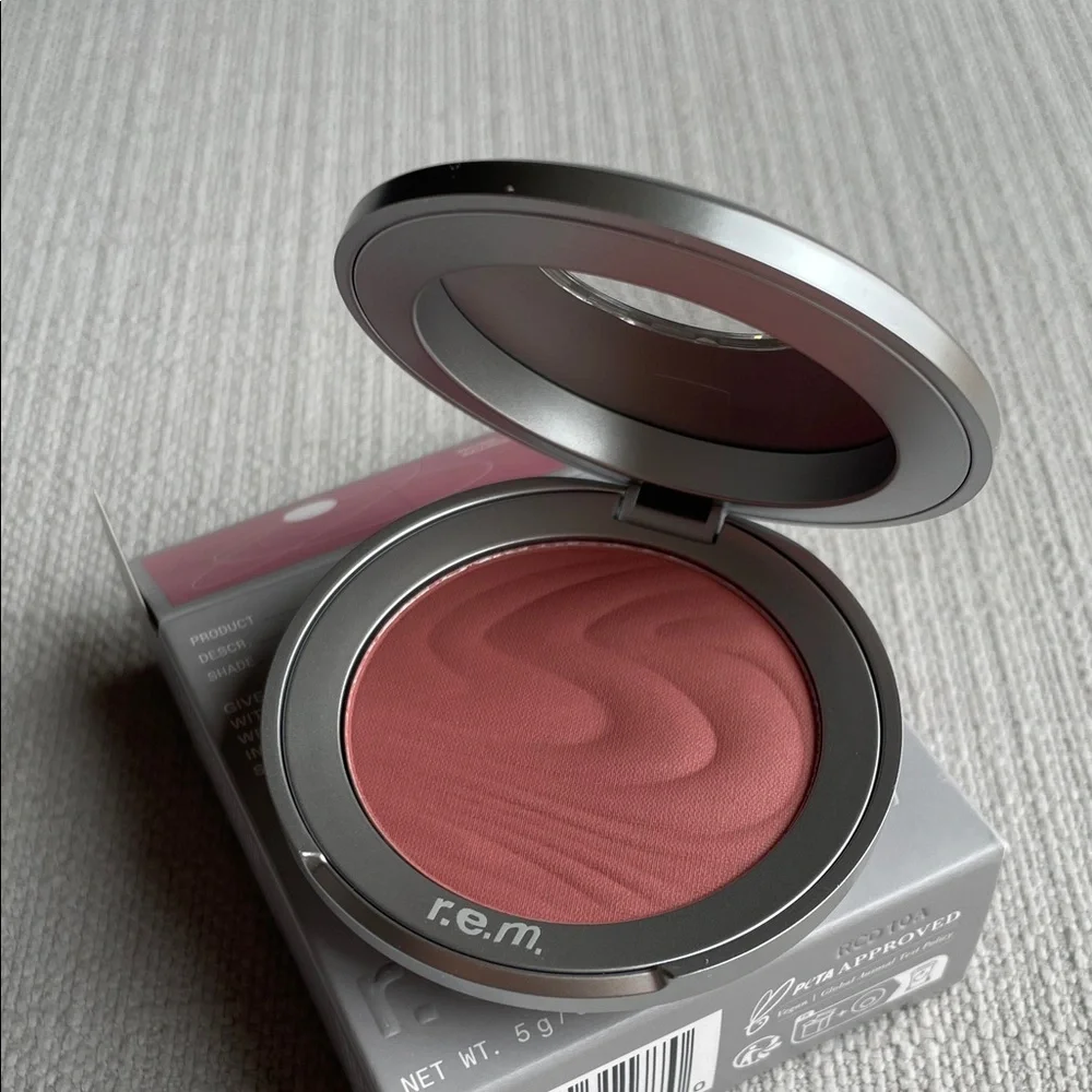 r.e.m. beauty Hypernova Satin Matte Blush - Rose On Mars